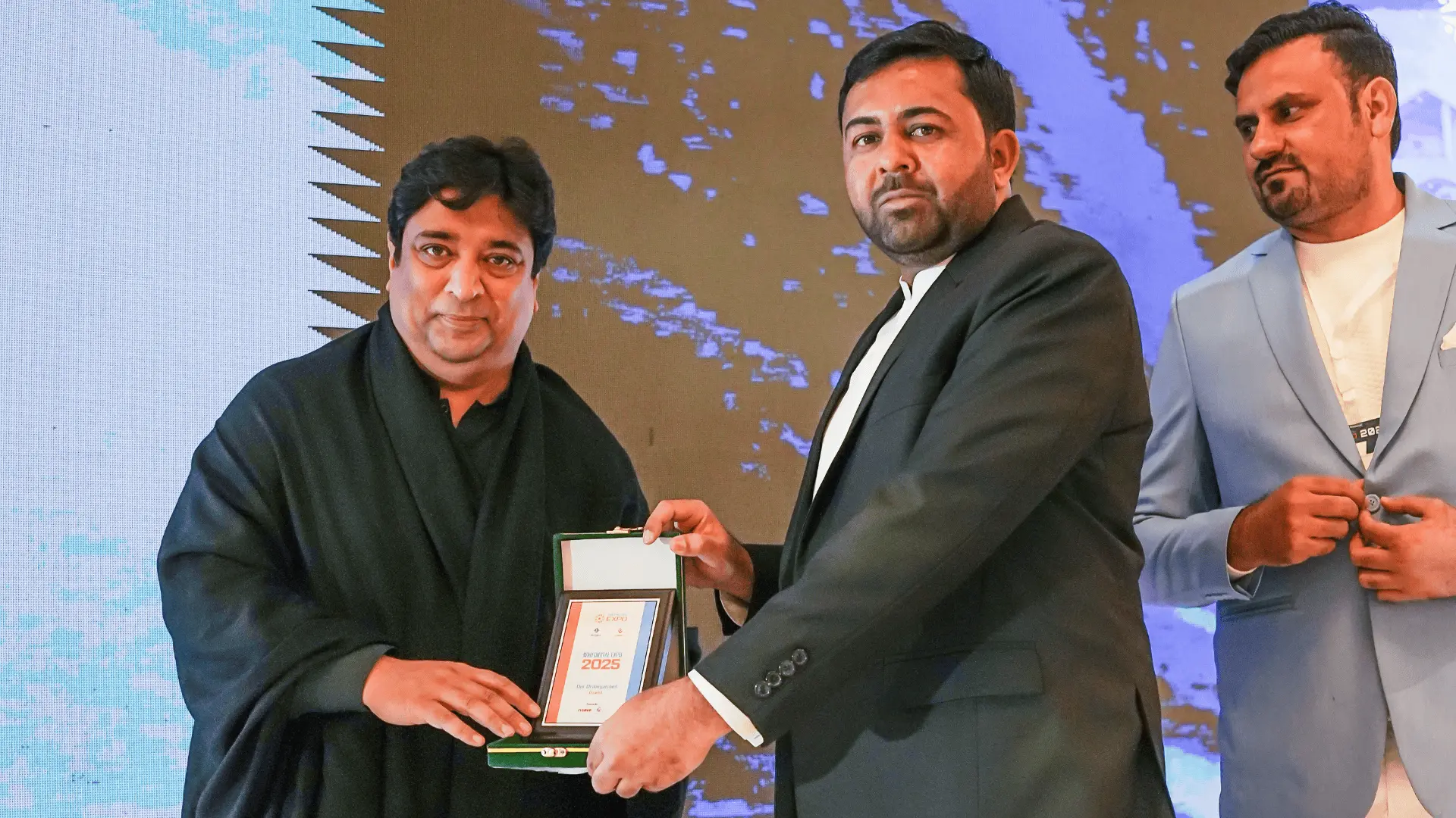 Receiving shield of Honor from Hisham Server